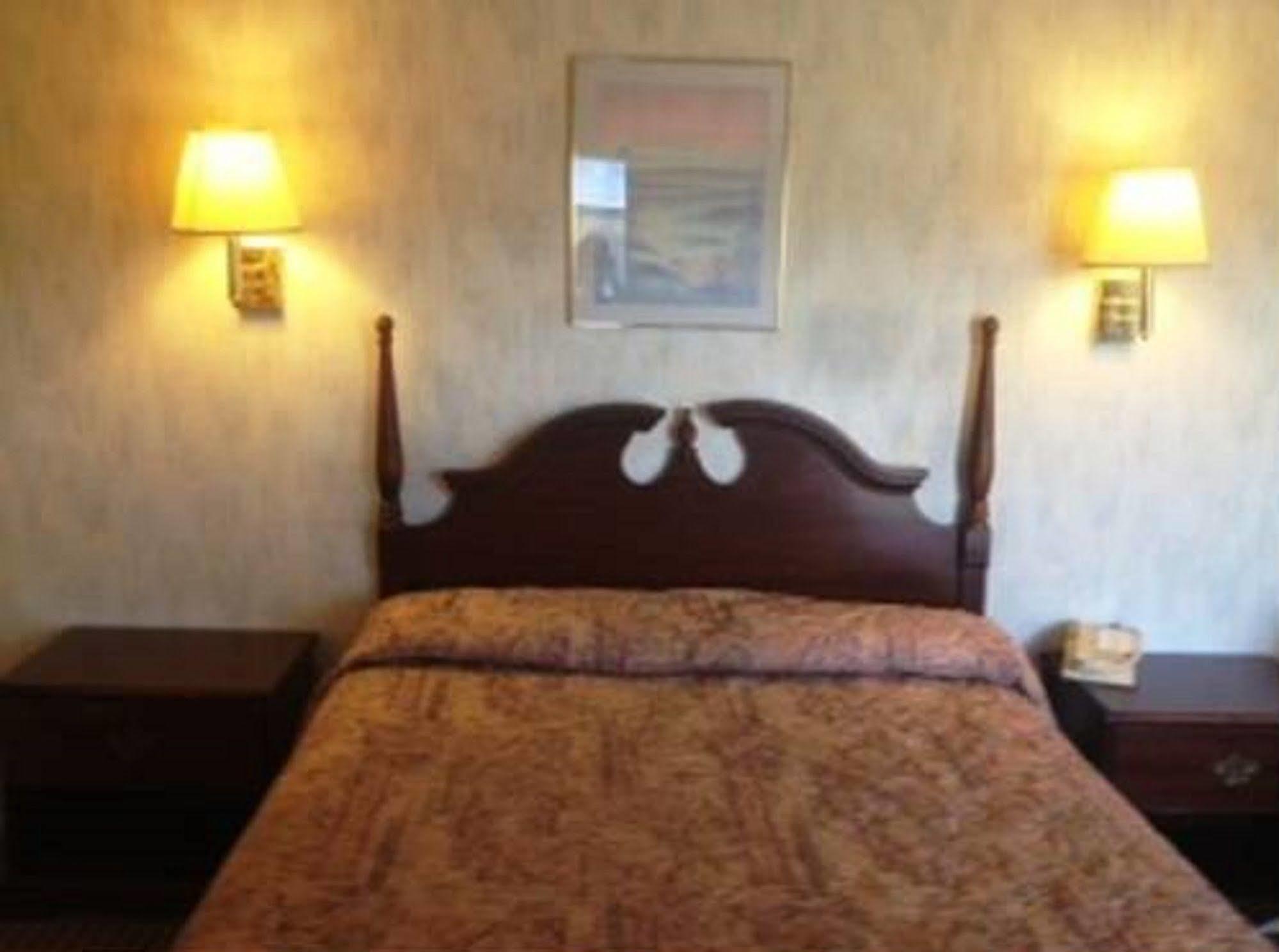 Thunderbird Motel Бишоп Экстерьер фото